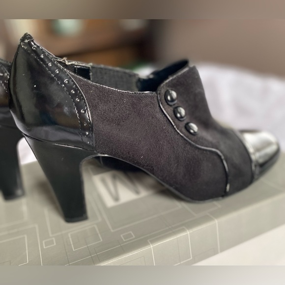 Women’s Suede Heels With Side Buttons Detail Size 7 1/2 - Picture 8 of 8